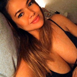 Onlyfans Model in Bed