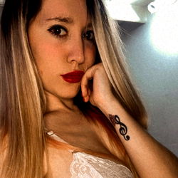 Angie Hot: Stylish & Sensational