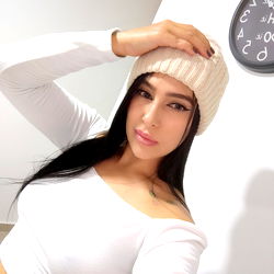 Aleja Castaño - Medellín Model, Photographer & Influencer