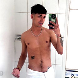 Alvariuskii Sharing Shirtless Selfie in Bathroom