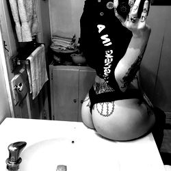 Onlyfans Model Nicole Sixx in East Coast Bathroom