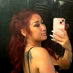 OnlyFans Model 𝒦𝒶𝒾𝒶 𝒜𝓃𝑔𝑒𝓁 ♡ Taking a Selfie