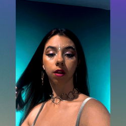 Annie Clay, a young model with a striking look