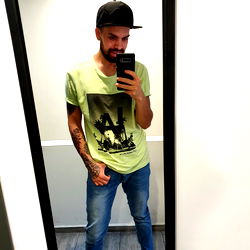 Alaan Zatarain, a trendy individual with distinctive style.