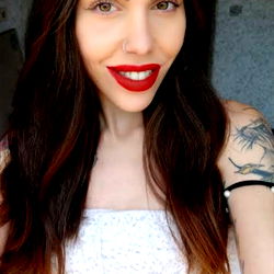 Model Hotpoison94, a versatile beauty with a bold look and vibrant energy.