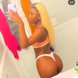 Lili$$ - Georgia's OnlyFans Sensation, Stuns in Bathing Suit