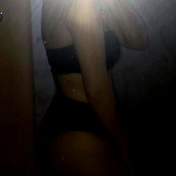 Stunning OnlyFans Model gbubble20 Captured in Mirror Selfie