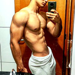 Flexible Fitness Model in Bathroom Mirror - Andersonsantos