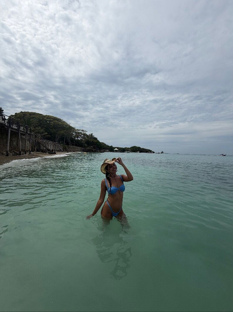 𝓢𝓵𝓲𝓶 𝓰𝓲𝓻𝓵 🍒 Annie. photo