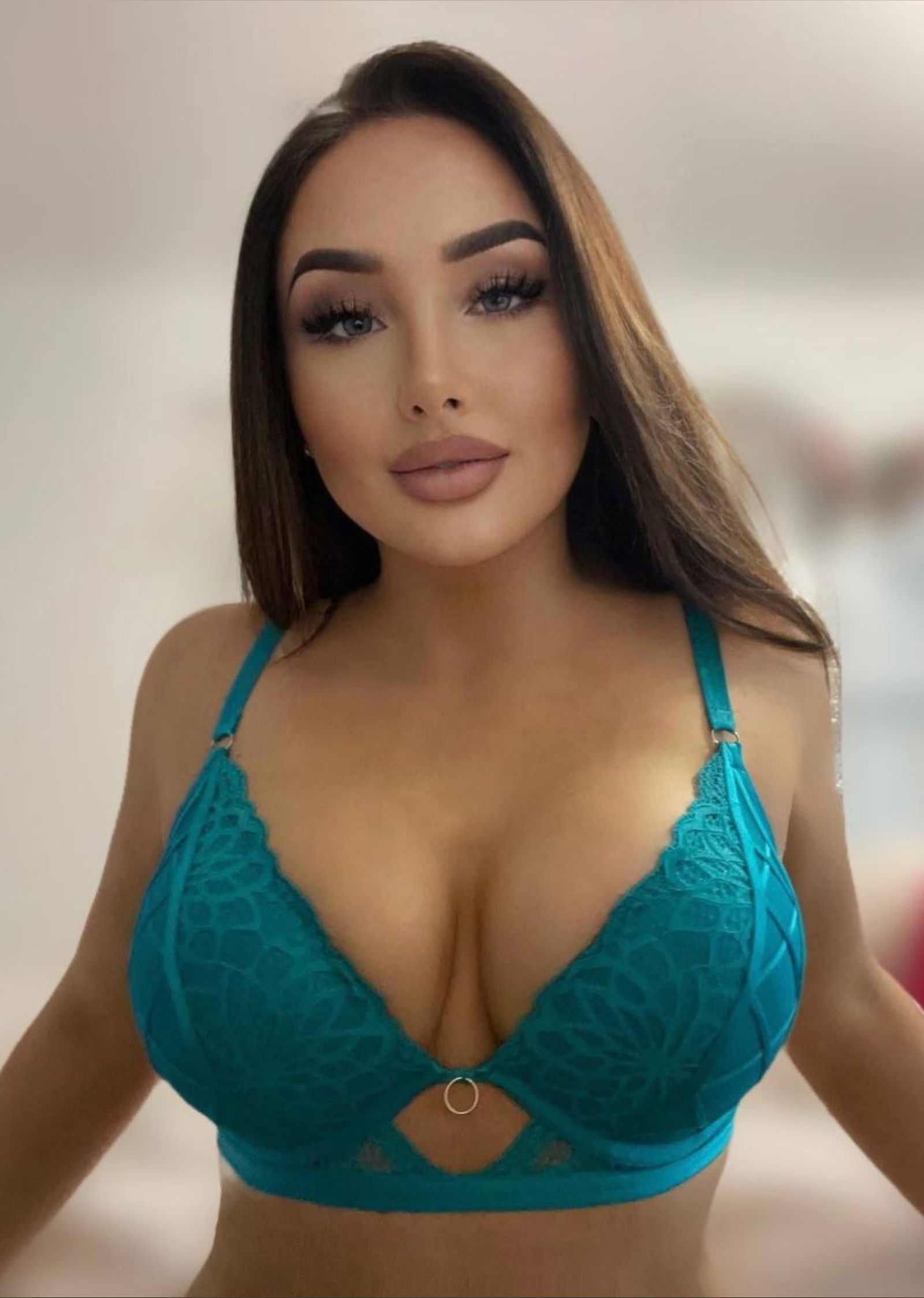 𝐀𝐛𝐛𝐲 🇬🇧❤️ Doing video calls 📲 photo