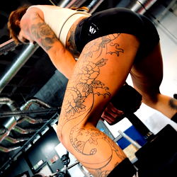 Fitness Model Babe Fittnes in Gymnasium