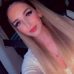 OnlyFans Elin: A Model with a Smile and Blonde Hair