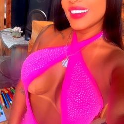 Amélia Braz Dazzles in Pink