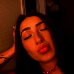 HotWifeEvelyn in Intimate Photos