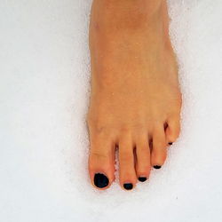 OnlyFans Model LexXxi: A Peek Into Her Toes and Nails