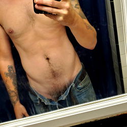 OnlyFans Model Switch_upRob Shows Off His Abs