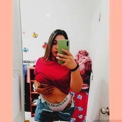 Stylish and Confident OnlyFans Model Anais Rojas Sharing a Personal Moment