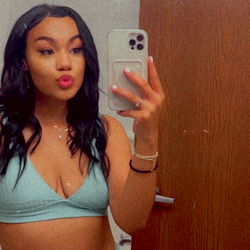 Sierra, a Colorado-based OnlyFans model, captures her unique style with this mirror selfie.