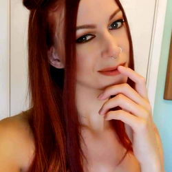 Onlyfans Model Raven, A Red-Haired Beauty with Piercing