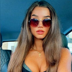 Ayiana's Vibe: A Glimpse into the Life of a Model