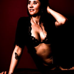 Alil_kink: Striking Model in Glamorous Pose