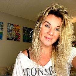 OnlyFans Model Arianna Poses for Selfie