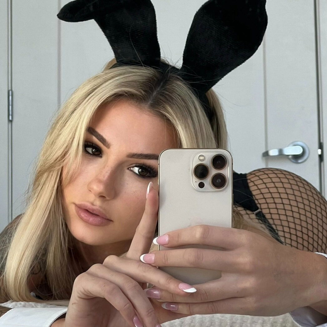 Julie Ambrose 🌹 photo