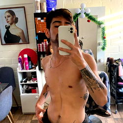 Fitness Model Andrés Showcasing Shirtless Selfie
