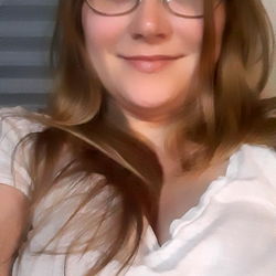 Model Dilyla Posing for Onlyfans