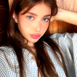 Model LUNA: Introducing the OnlyFans Model from Ukraine 🔄 USA/Bali,