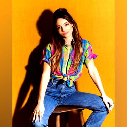 OnlyFans Model Laura Perlongo in Chic Casual Style