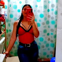 Fashionable and Confident Model Sharing Favorite Looks