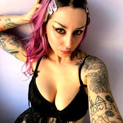 Age: 35, Gender: Female, Tags: #tattoo #piercing #fashionista #female #onlyfans