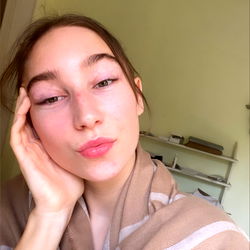 Alexandra from A 30 km de vous