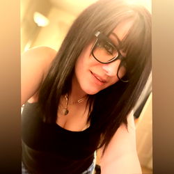 Model MolliexXx posing in casual attire