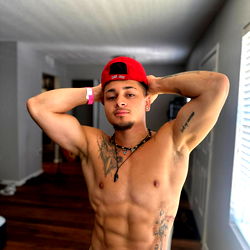 OnlyFans Model Aleycmc Showcases Fit Physique