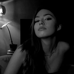 Emelie Hevelyn's Stylish Black and White Portrait