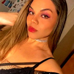 OnlyFans Model Abella Jade Poses for Photoshoot 📸