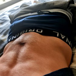 Thedude96's Abs Revealed in OnlyFans Photo