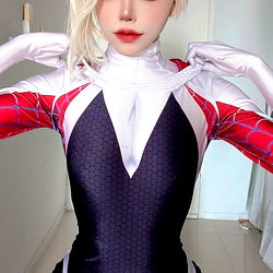 Fashion-forward cosplayer in Spider-Man suit, เองเห็สไม่สาย