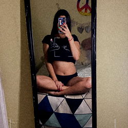 Model AshuDex Captured in Mirror Selfie