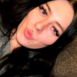 Ashleigh Ley: Captivating Model with a Twinkle in Her Eye