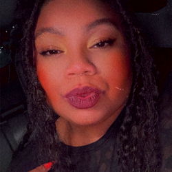 OnlyFans Model Vee: Elegant Beauty Showcasing Washington State's Natural Scenery