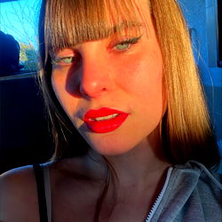 Sara Trisant: Elegance and Passion in Every Pose