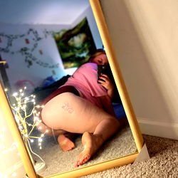 OnlyFans Nitro, a young woman in a mirror