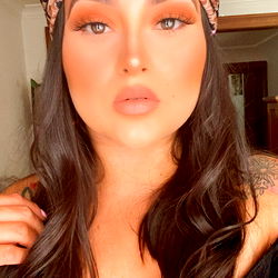 Amalyn: Amalyn is a Milwaukee-based OnlyFans model known for her stunning looks and captivating photos.