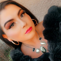 Amanda, a beauty influencer from Canada