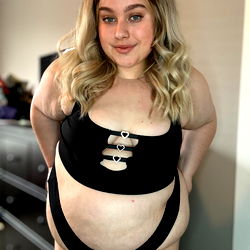 Ashley Jade's Full-Body Reveal