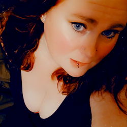 Faye Washington, a striking and confident Onlyfans model