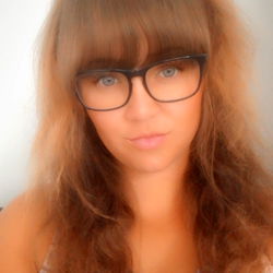 Amyy - OnlyFans Model Sharing a Smile